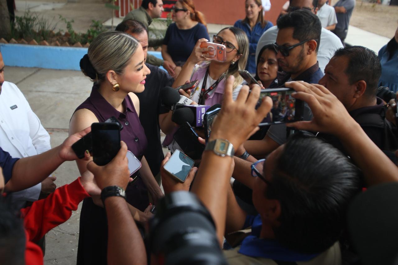 LA alcalde de Mazatlán, Estrella Palacios, de lado con micrófonos frente a ella