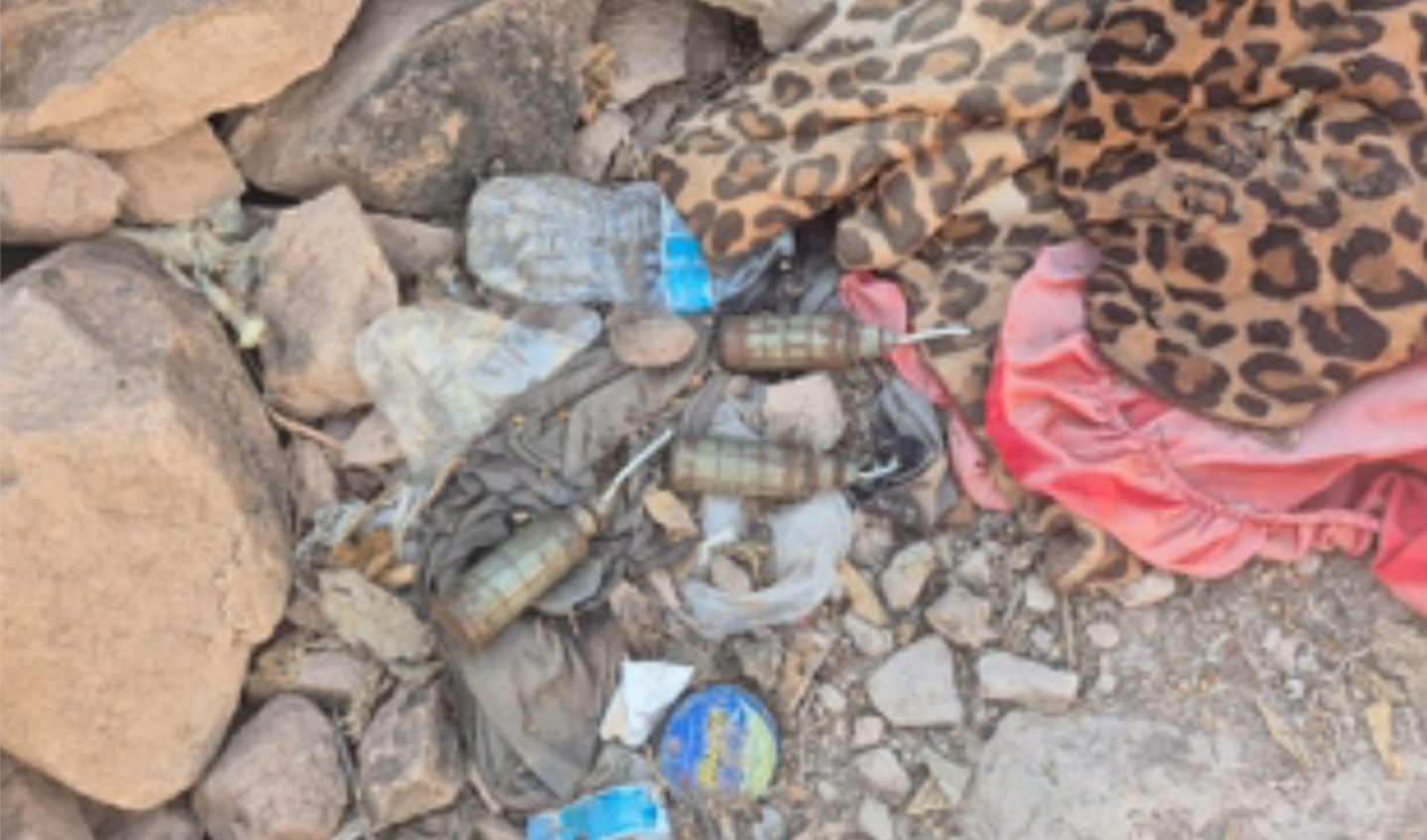 tres artefactos explosivos en el suelo