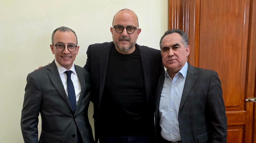 Rector Jesús Madueña junto a personal de la SEP