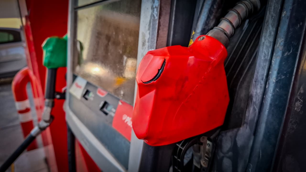 Mangueras dispensadoras de gasolina color rojo y verde