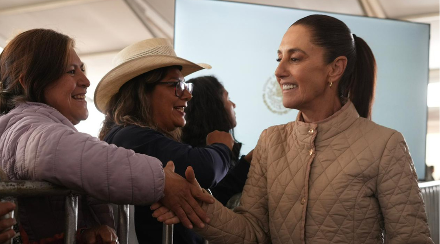 La presidenta de México, Claudia Sheinbaum, saludando durante su gira de trabajo