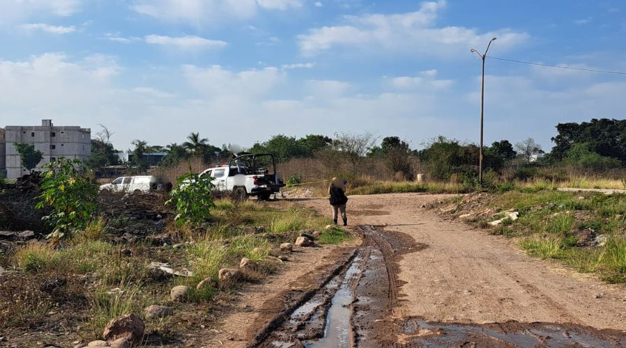 Camionetas de corporaciones policiacas en un camino de terracería