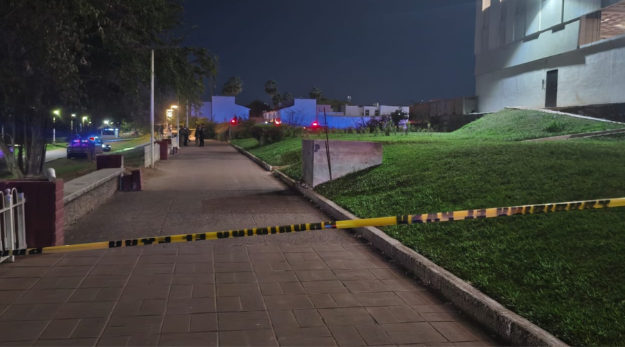 Policía resguarda con cinta amarilla sitio del homicidio