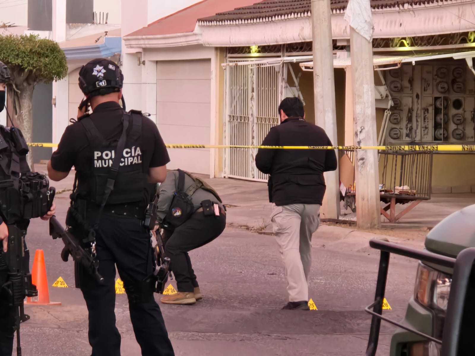 Peritos en escena del crimen donde huvo un asesinado en Villa Universidad en Culiacán