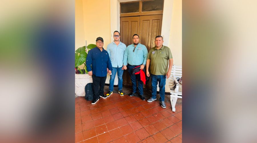 Cuatro personas de pie afuera de un edificio