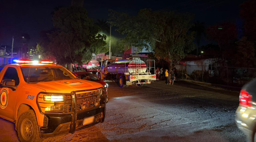 Bomberos apagan las llamas que afectó a una vivienda