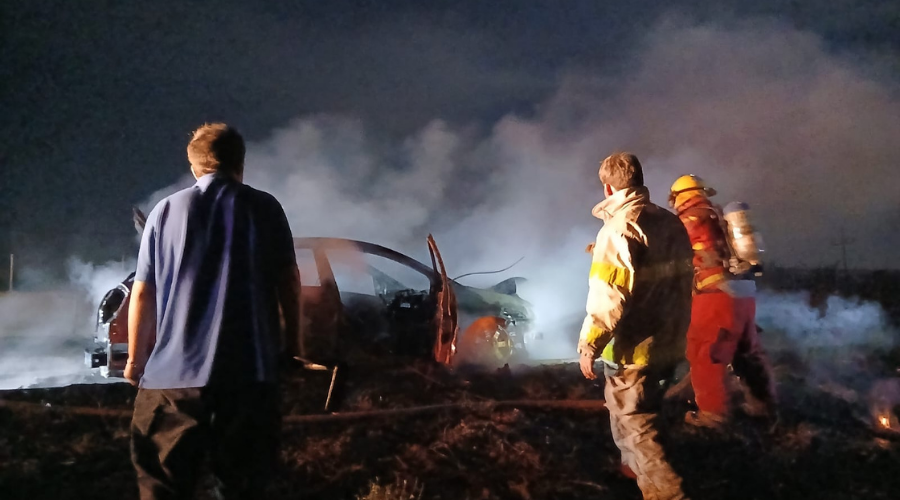 Elementos del cuerpo de bomberos apagaron el fuego sobre un vehículo