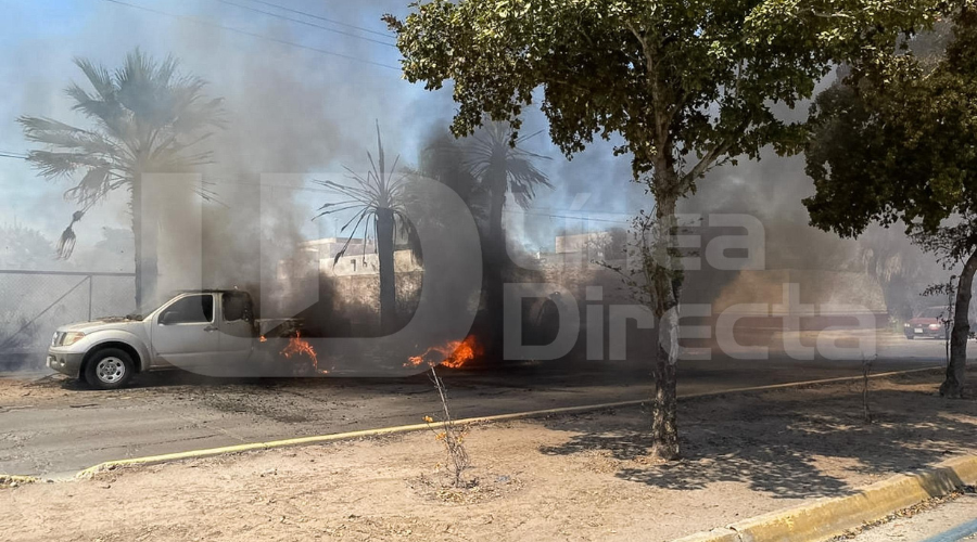 Vehículos son consumidos por el fuego en un terreno baldío de Los Mochis