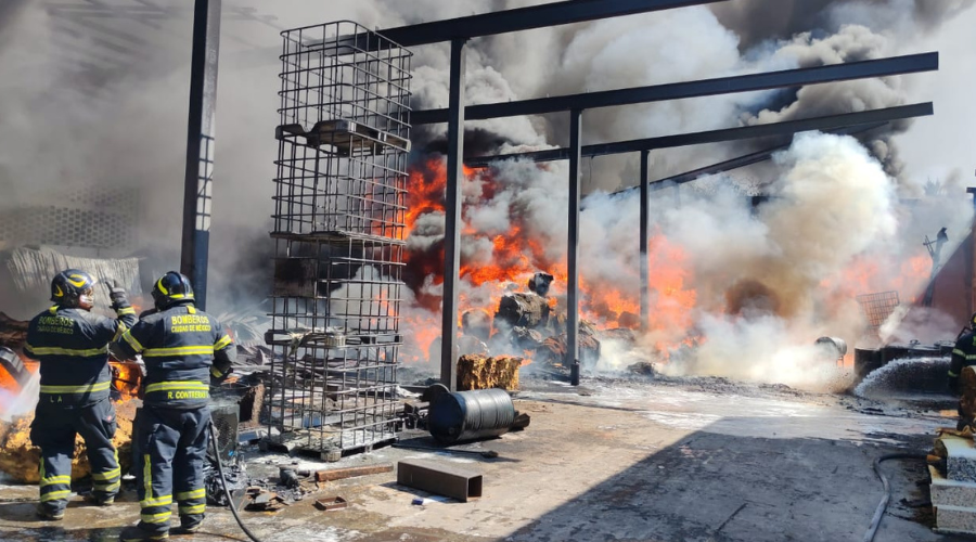 Bomberos sofocan el fuego en Iztapalapa.