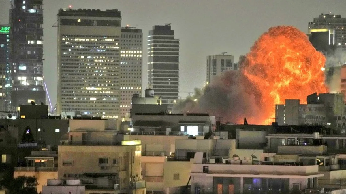 Ciudad con una bola fuego tras ataque