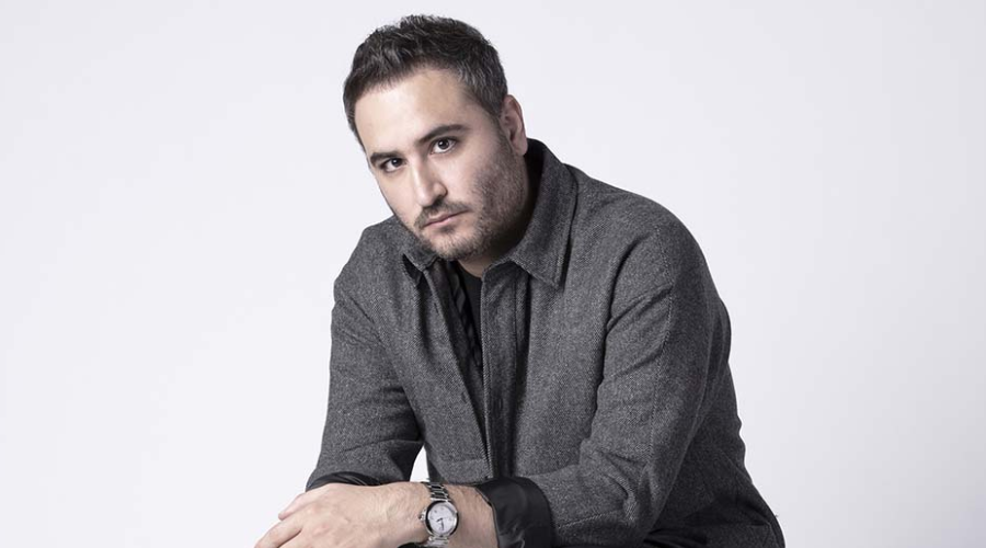 Jesús Navarro, vocalista de Reik. posando para la fotografía