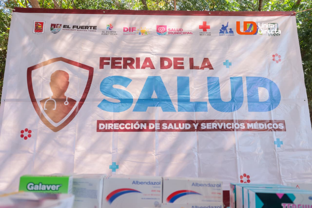 Cajas de pastillas y al fondo una lona con la leyenda 