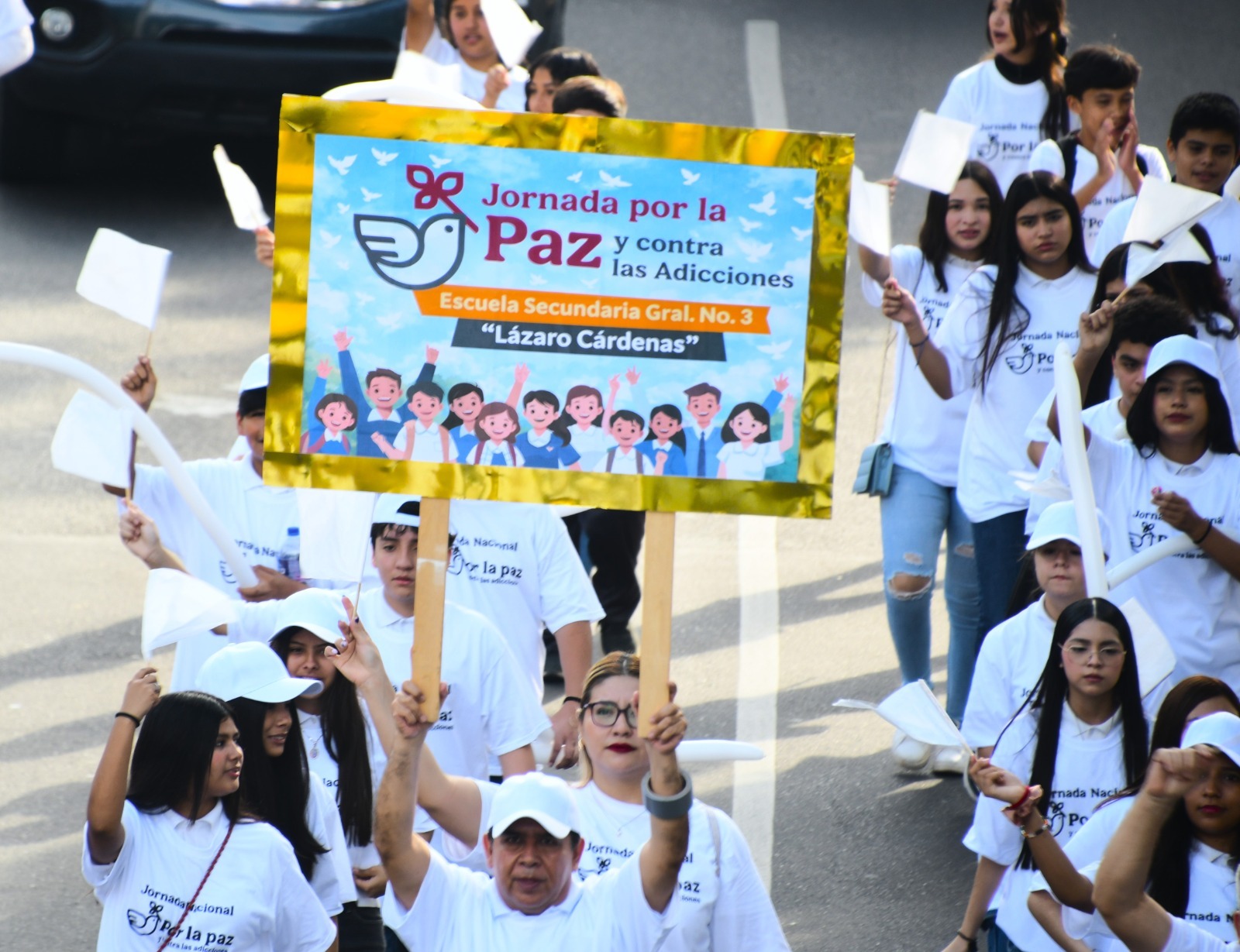 Personas desfilando con carteles en mano