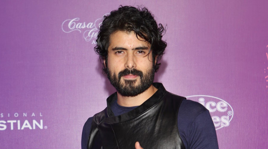 José Ángel Bichir posando para la foto con fondo morado