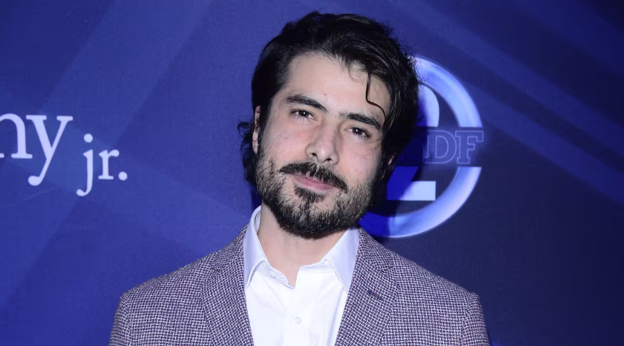 el actor José Ángel Bichir posa para la fotografía con fondo color morado