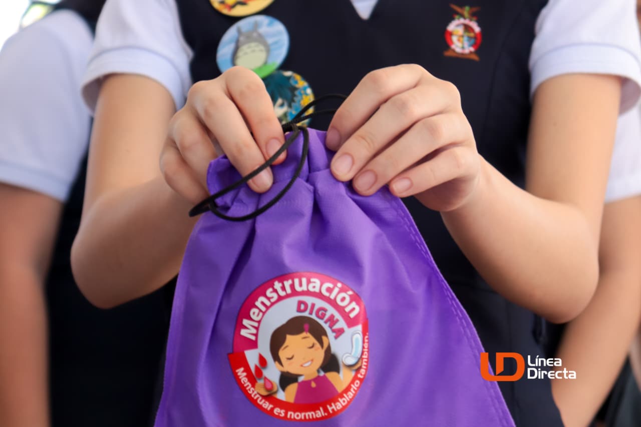 Joven con kit de menstruación en las manos
