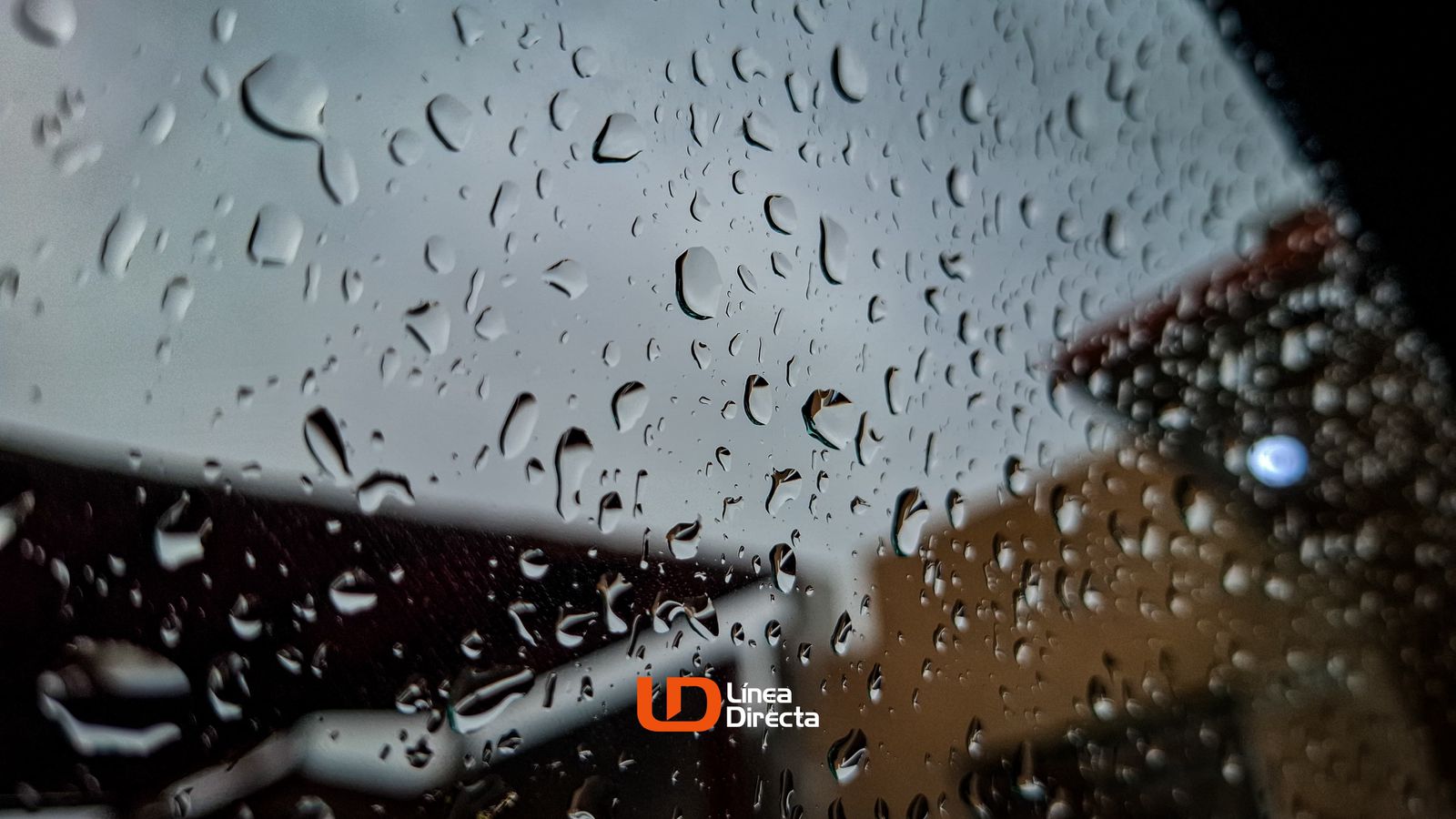 Gotas de agua en un vidrio de un carro