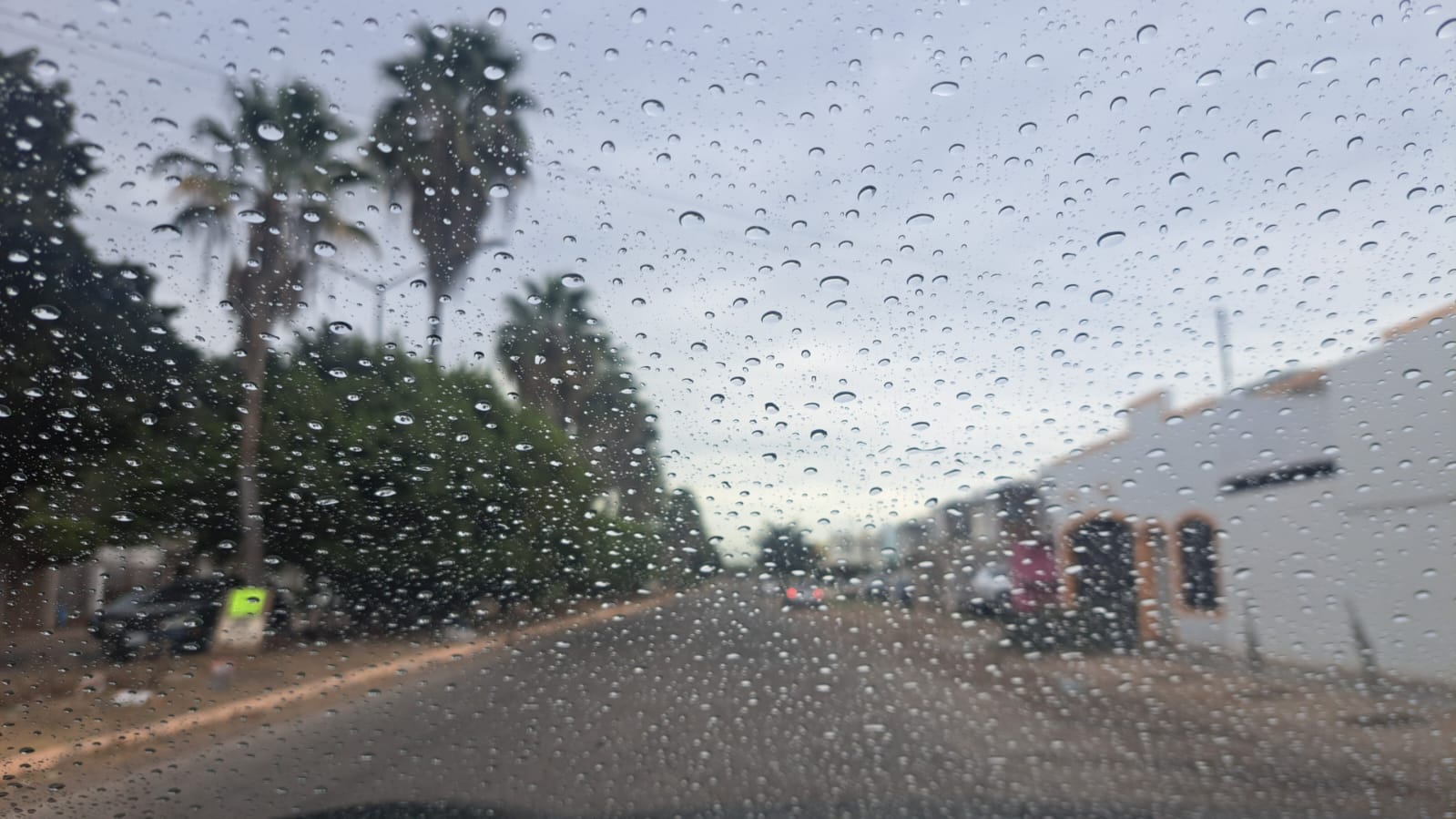 Ventana de auto con gotas de agua por la lluvia