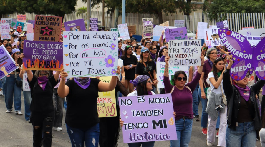 Colectivos feministas, madres buscadoras, estudiantes marchan para exigir justicia para víctimas de feminicidios y violencia en Mazatlán.