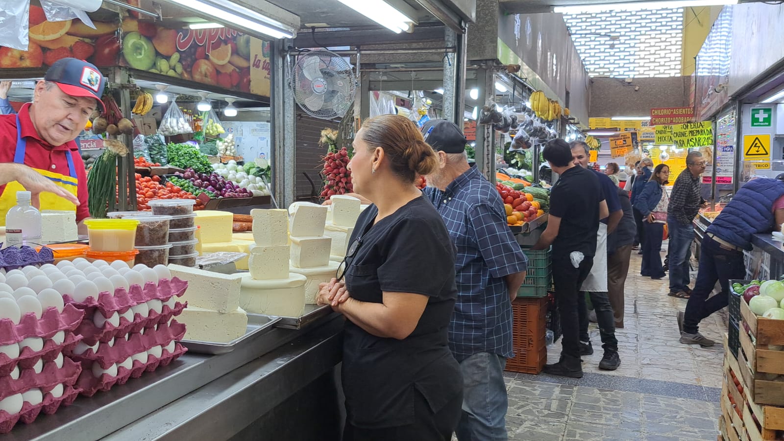 Personas en un mercado