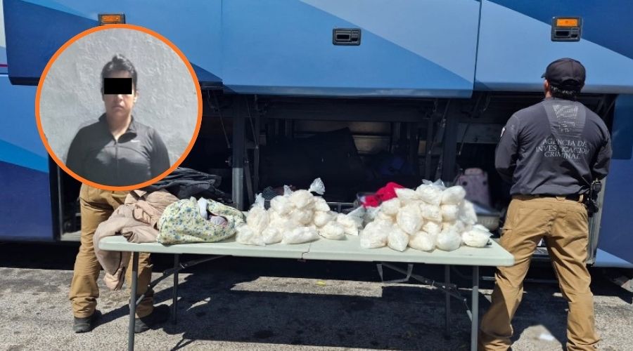 Elementos de seguridad junto a una mesa con bolsas con sustancias blancas y maletas, al fondo hay un autobus y en un círculo una mujer con el rostro cubierto