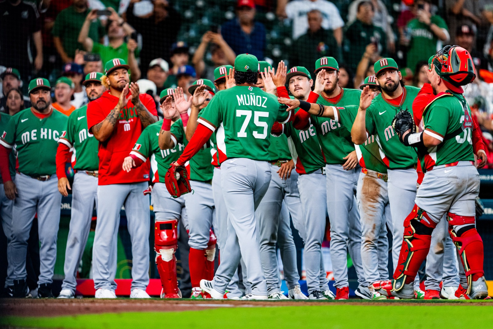 Jugadores de la Selección mexicana de beisbol saludando a Andres Muñoz