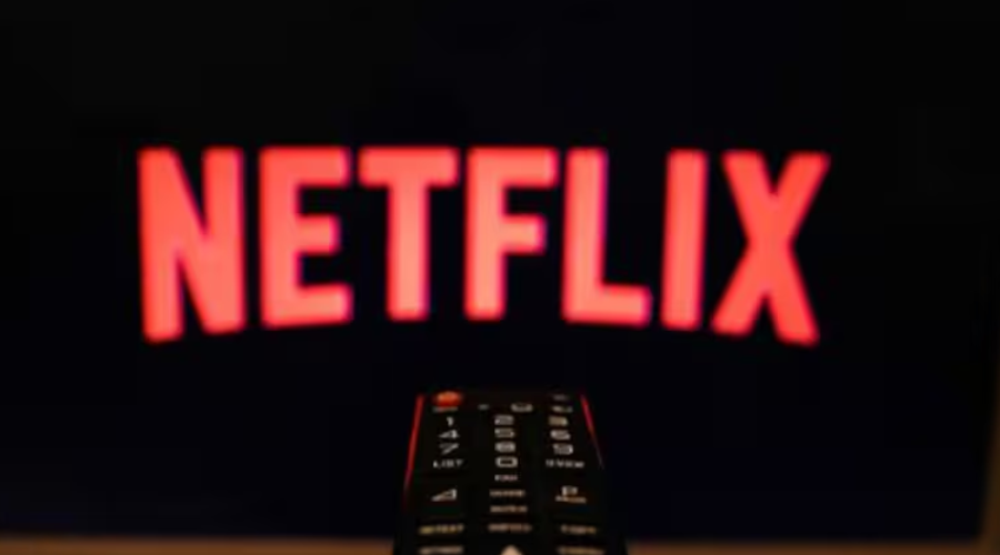 Pantalla con la app de Netflix con un control de televisión