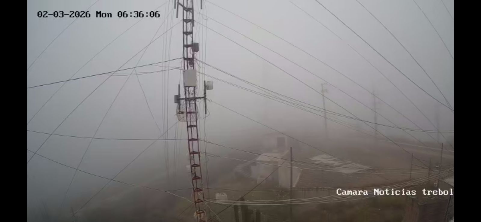 Captura de pantalla de una videograbación de una ciudad entre la densa neblina