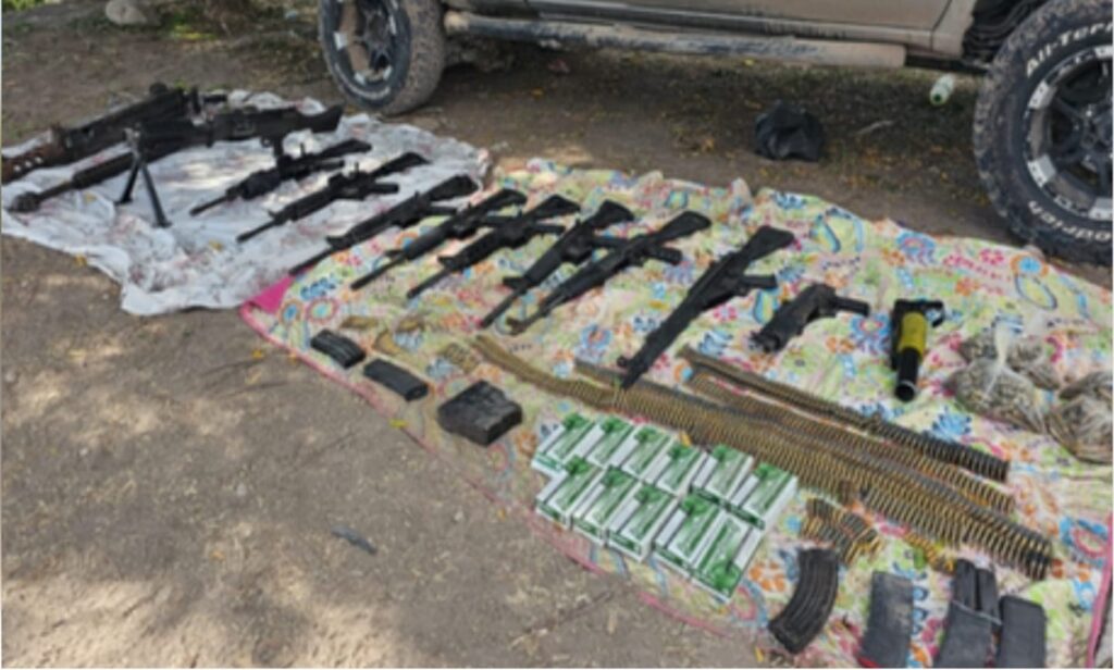 Lona en el suelo con armas y objetos asegurados