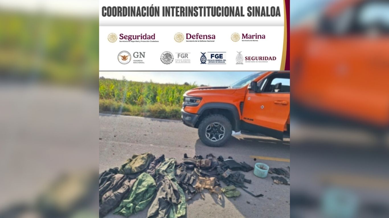 objetos asegurados por Secretaría de Seguridad Pública del Estado (SSPE), camioneta naranja y otros objetos en el suelo