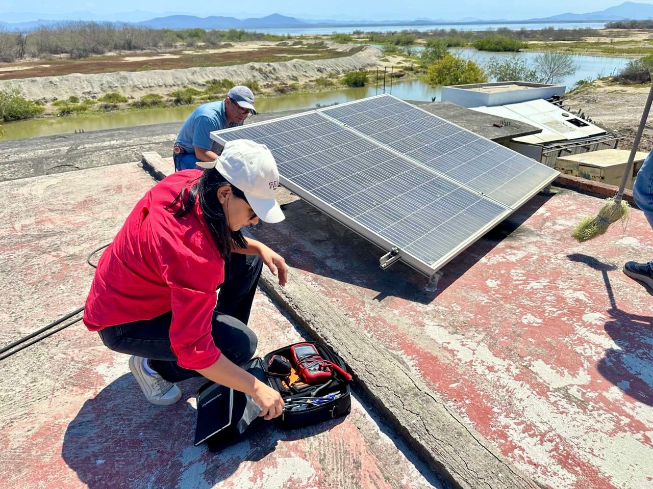 Instalación de paneles solares en campos pesqueros de Mazatlán.