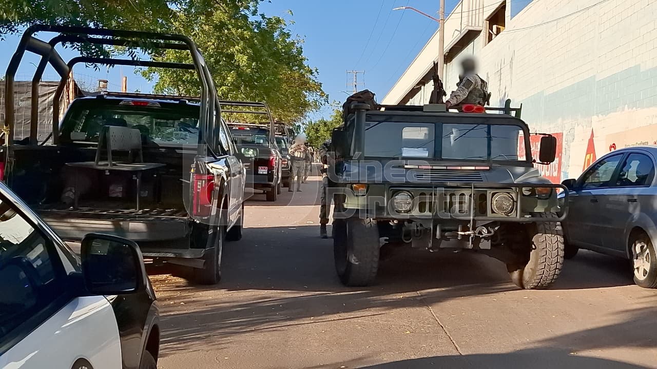 patrullas y unidades policiacas en una calle junto a carros particulares estacionados