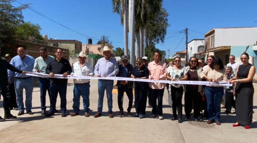 Vecinos festejan la pavimentación de calles de la colonia Makarenko 