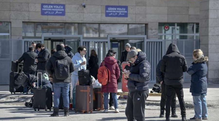 personas con maletas en espera de evacuación