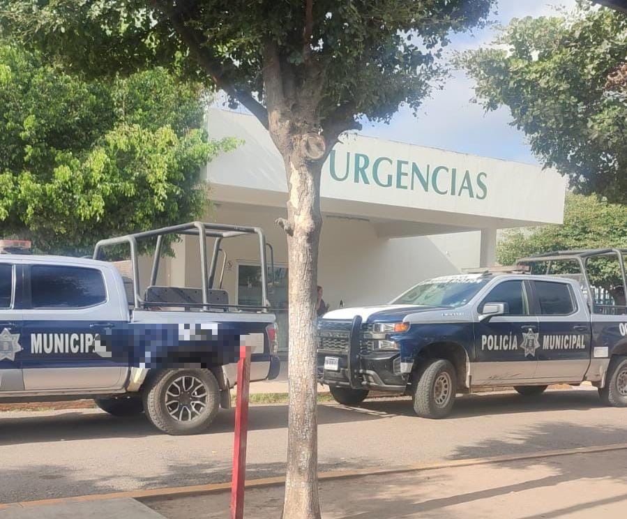 Exterior del área de Urgencias del IMSS, afuera dos patrulla de la PEP