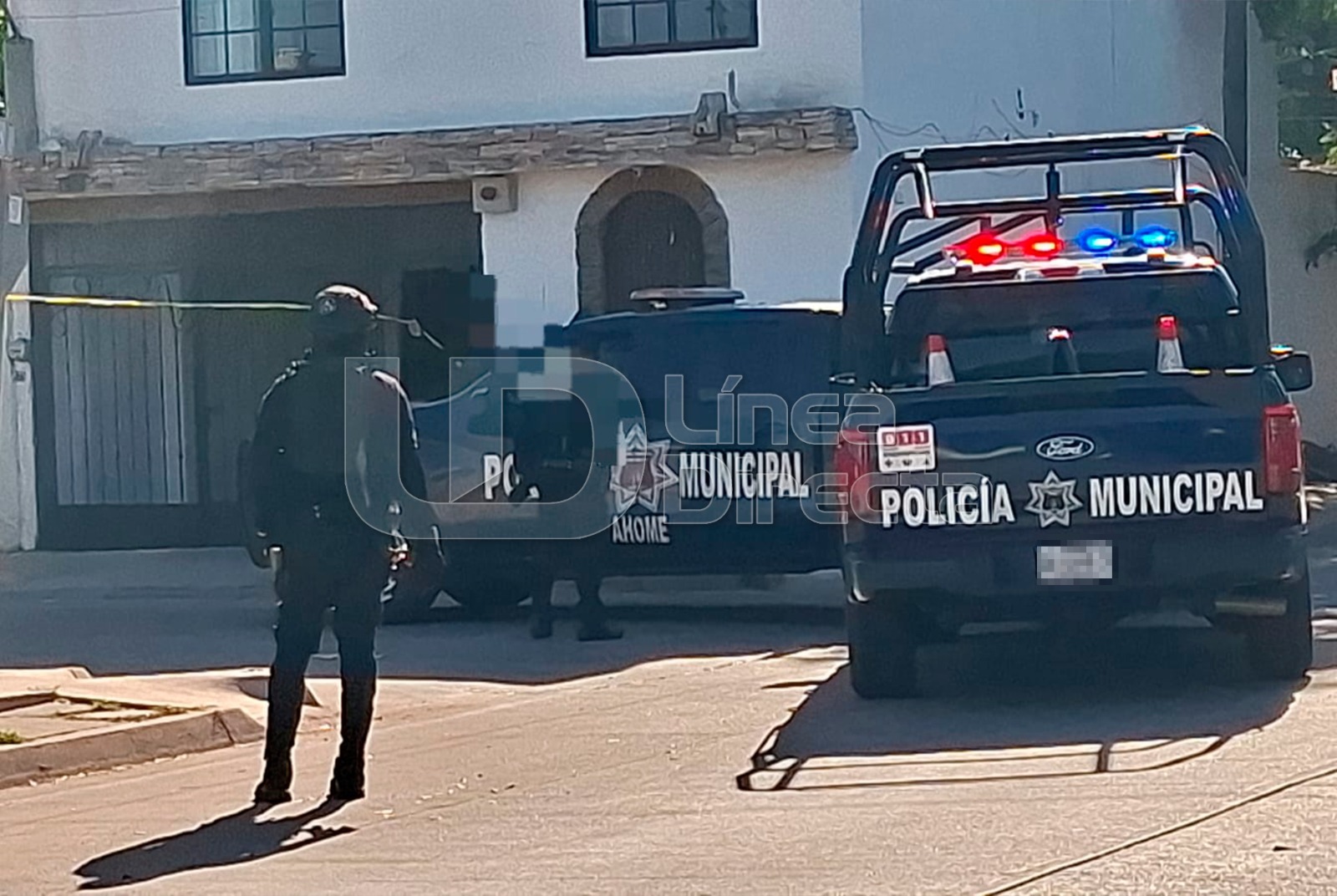 Unidades de la Policía Municipal de Los Mochis junto a un Policía