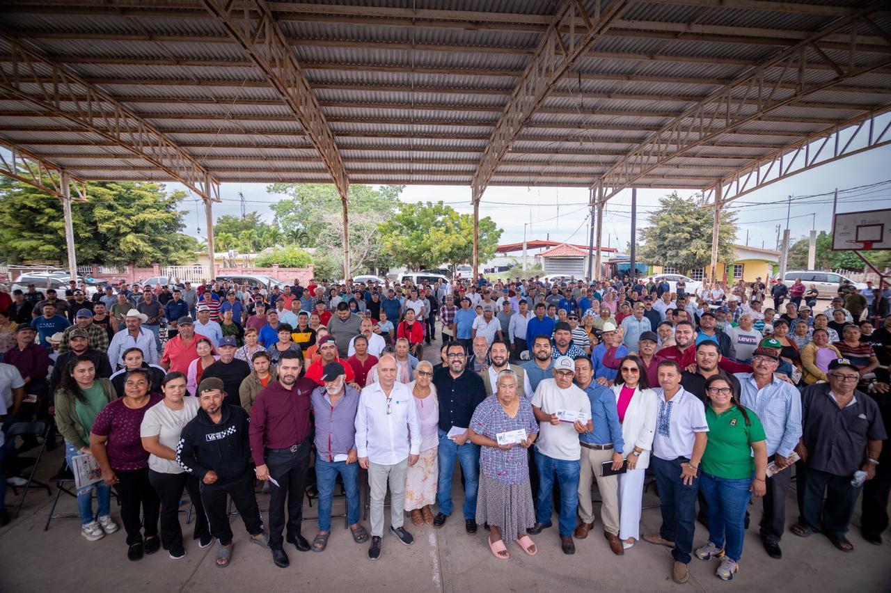 Juan de Dios Gámez Mendívil junto a muchas personas beneficiarias del Bienpesca