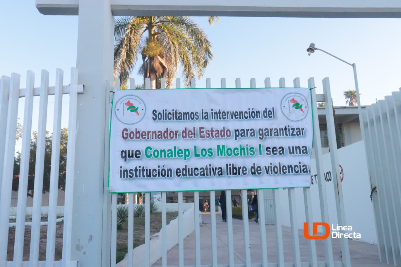 Lona con texto en la puerta de una escuela