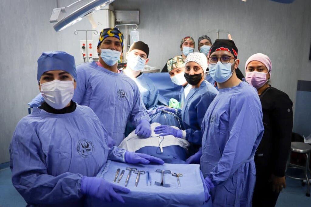 Personal médico posando para la foto