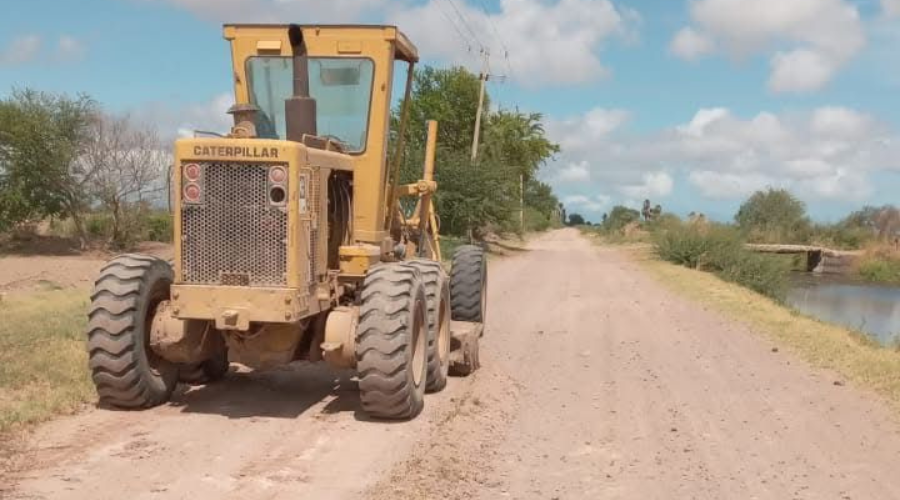 Maquinaría de obras públicas rehabilitando caminos hacia playas