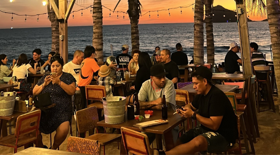 Restaurante lleno de gente en la zona de playa de Mazatlán