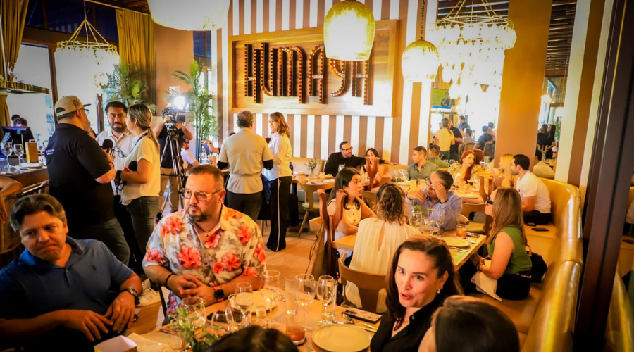 Personas comen en el restaurante Humaya