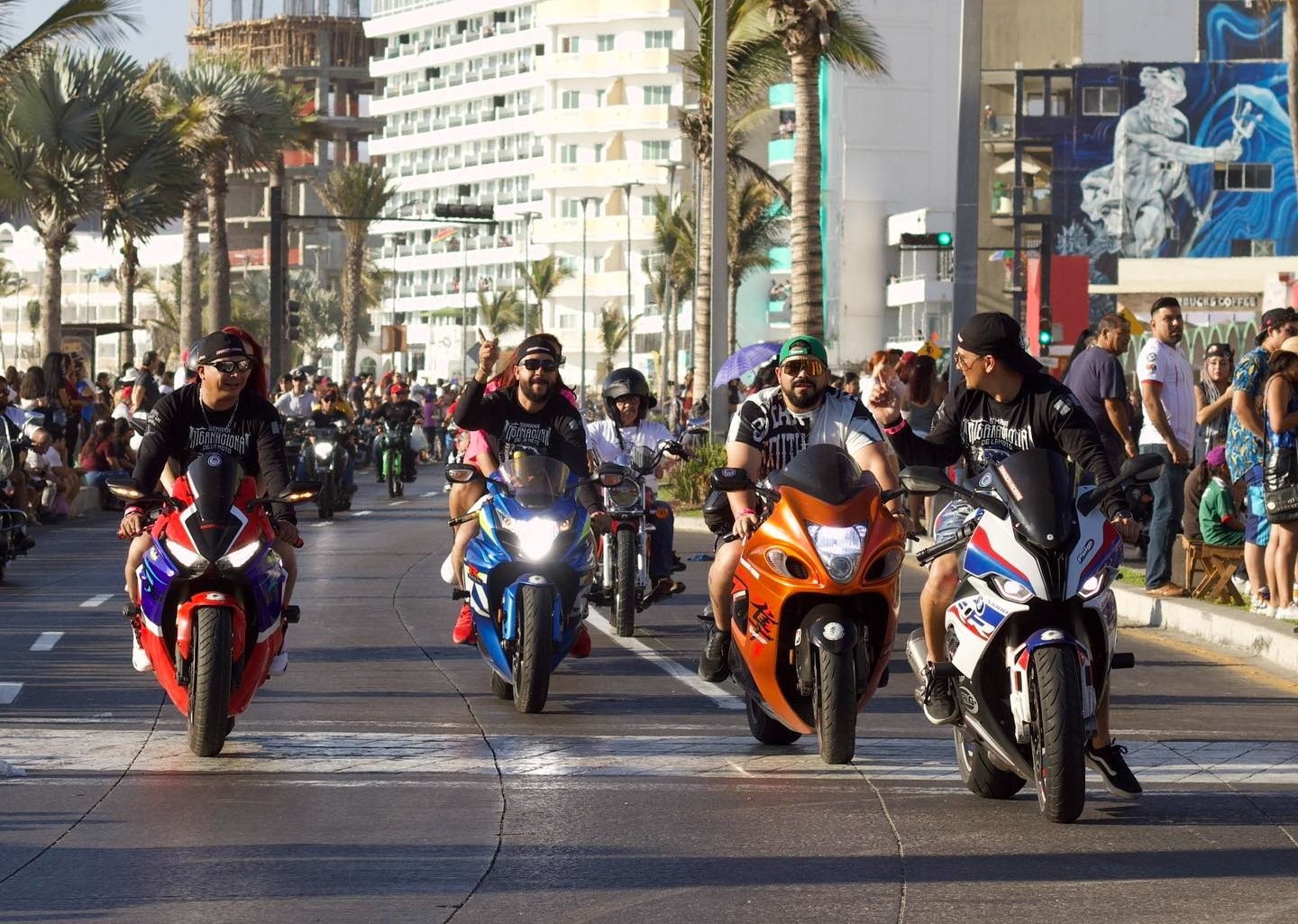 Personas en motocicletas en una calle de Mazatlán, Sinaloa