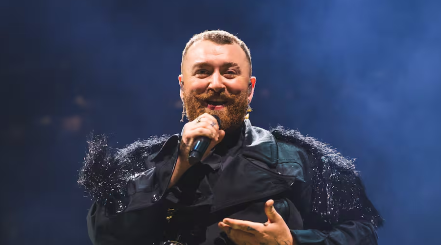 el cantante Sam Smith en concierto con micrófono en mano