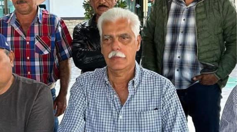 Samuel González Rodríguez, presidente de la Unión Ganadera de Cuauhtémoc sentado junto con personas