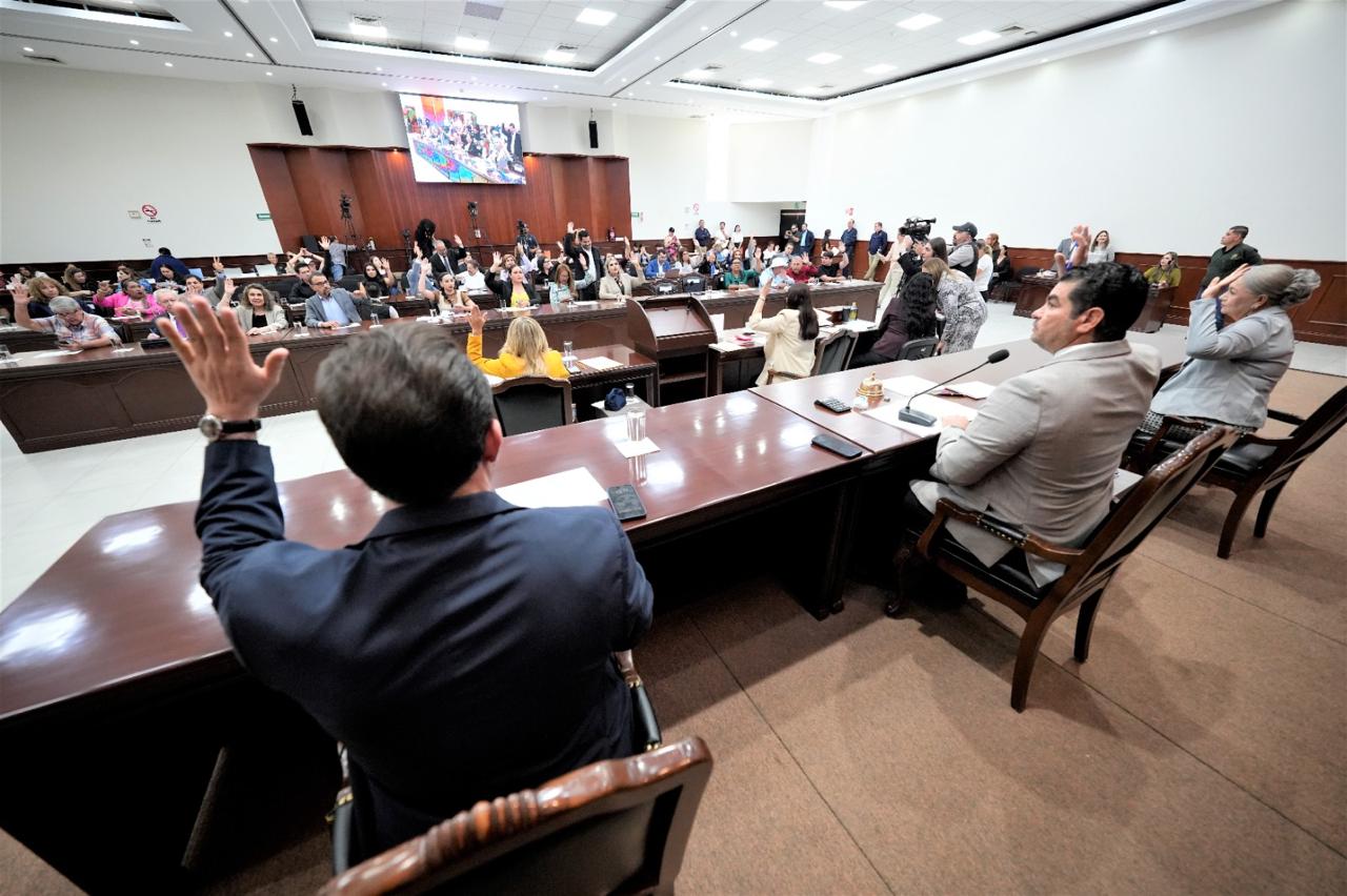 personal de secrtaría de salud y c4i reunidas cada uno con una mano levantada