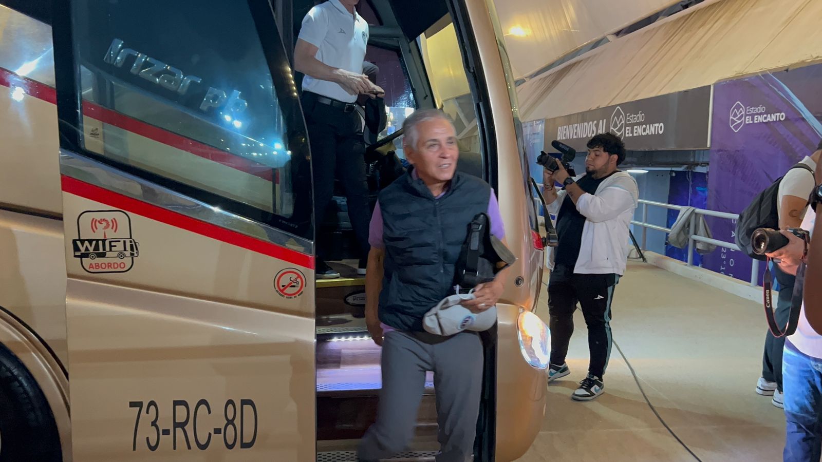 Sergio Bueno bajando de un autobús