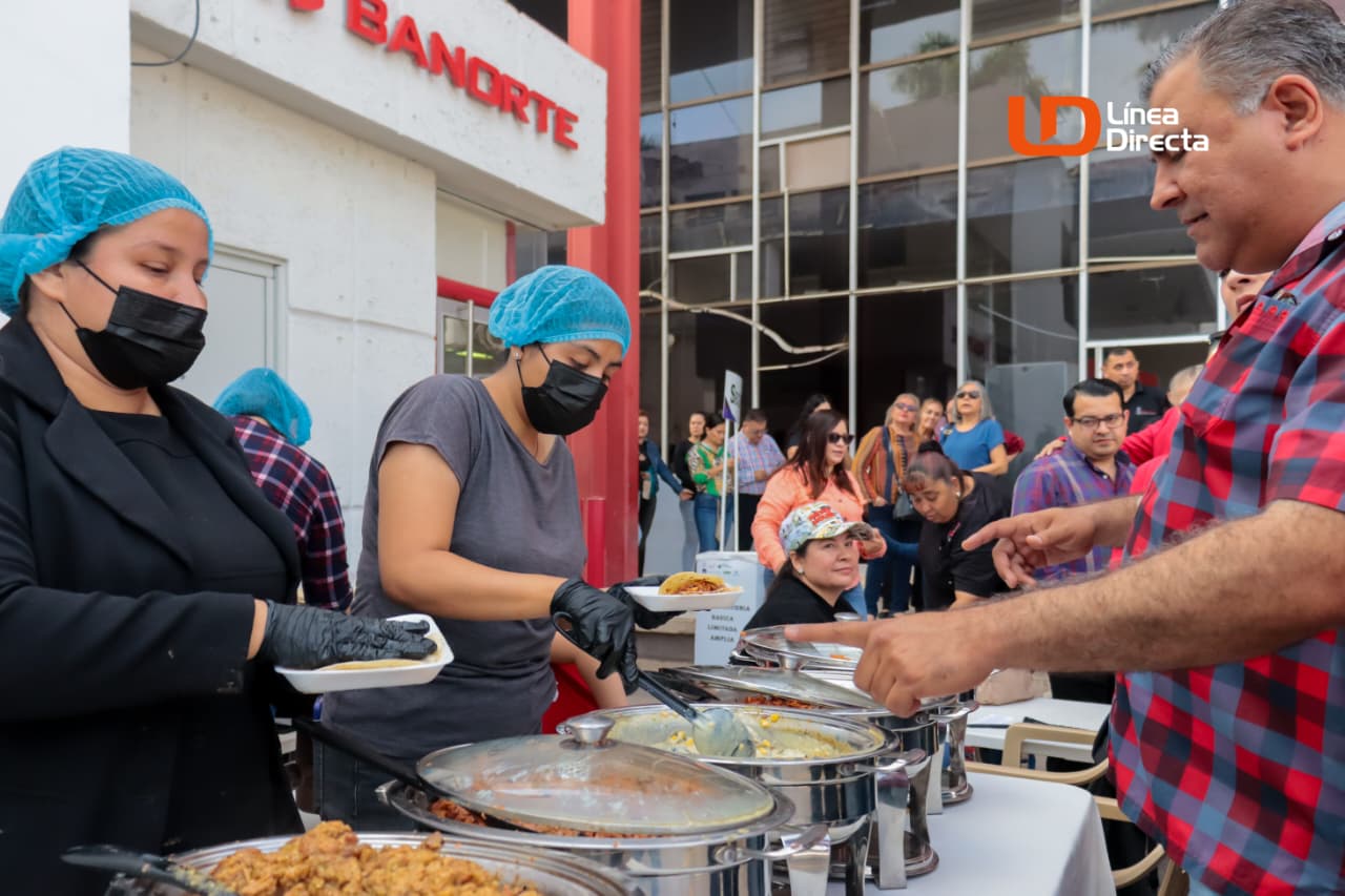 personas sirviendo comida con guantes y cabello recogido