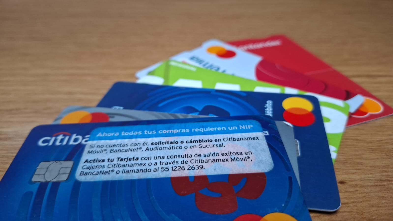 tarjetas de crédito apiladas sobre una mesa