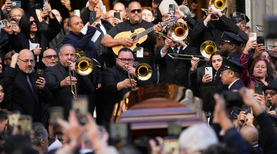 Fanáticos y familiares dan el último adiós a Willie Colón en Nueva York.